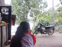 [ẢNH] Nụ cười lạc quan của nữ sinh Ngoại Thương trước cái Tết 