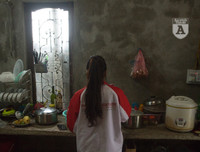 [ẢNH] Nụ cười lạc quan của nữ sinh Ngoại Thương trước cái Tết 