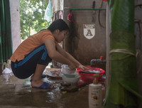 [ẢNH] Nụ cười lạc quan của nữ sinh Ngoại Thương trước cái Tết 