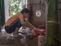 [ẢNH] Nụ cười lạc quan của nữ sinh Ngoại Thương trước cái Tết 