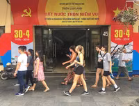 [ẢNH] Cờ đỏ sao vàng, biểu ngữ rợp trời Hà Nội mừng các ngày Lễ lịch sử của đất nước