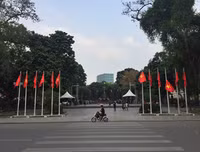 [ẢNH] Cờ đỏ sao vàng, biểu ngữ rợp trời Hà Nội mừng các ngày Lễ lịch sử của đất nước