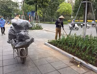 [ẢNH] Cờ đỏ sao vàng, biểu ngữ rợp trời Hà Nội mừng các ngày Lễ lịch sử của đất nước