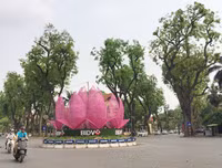 [ẢNH] Cờ đỏ sao vàng, biểu ngữ rợp trời Hà Nội mừng các ngày Lễ lịch sử của đất nước