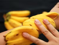 [ẢNH] Những công dụng bất ngờ từ vỏ chuối mà nhiều người chưa biết