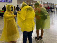 [ẢNH] Những đồ bảo hộ chống virus corona ‘cực dị’