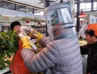 [ẢNH] Những đồ bảo hộ chống virus corona ‘cực dị’