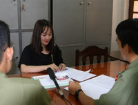 [ẢNH] Vụ người lạ bôi mặt, cầm đầu gà ăn xin: Cảnh giác những trò bịa đặt xấu xí