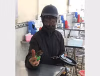 [ẢNH] Vụ người lạ bôi mặt, cầm đầu gà ăn xin: Cảnh giác những trò bịa đặt xấu xí