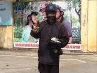 [ẢNH] Vụ người lạ bôi mặt, cầm đầu gà ăn xin: Cảnh giác những trò bịa đặt xấu xí