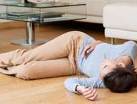 [ẢNH] Vụ người lạ bôi mặt, cầm đầu gà ăn xin: Cảnh giác những trò bịa đặt xấu xí