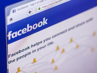 [ẢNH] Vụ người lạ bôi mặt, cầm đầu gà ăn xin: Cảnh giác những trò bịa đặt xấu xí