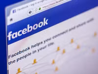 [ẢNH] Vụ người lạ bôi mặt, cầm đầu gà ăn xin: Cảnh giác những trò bịa đặt xấu xí