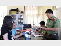 [ẢNH] Vụ người lạ bôi mặt, cầm đầu gà ăn xin: Cảnh giác những trò bịa đặt xấu xí