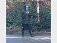 [ẢNH] Vụ người lạ bôi mặt, cầm đầu gà ăn xin: Cảnh giác những trò bịa đặt xấu xí