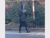 [ẢNH] Vụ người lạ bôi mặt, cầm đầu gà ăn xin: Cảnh giác những trò bịa đặt xấu xí