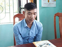 [ẢNH] Vụ người lạ bôi mặt, cầm đầu gà ăn xin: Cảnh giác những trò bịa đặt xấu xí