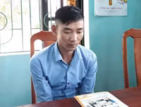 [ẢNH] Vụ người lạ bôi mặt, cầm đầu gà ăn xin: Cảnh giác những trò bịa đặt xấu xí