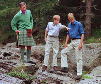 [ẢNH] Những khuôn hình ngày nhỏ cực hiếm của hoàng tử Anh Harry