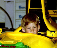 [ẢNH] Những khuôn hình ngày nhỏ cực hiếm của hoàng tử Anh Harry