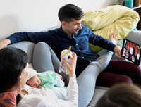 [ẢNH] Khoảng khắc sự sống mới chào đời giữa 