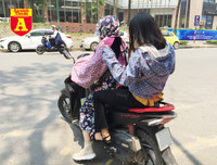 [ẢNH] Đường phố Hà Nội vắng hoe, người dân chống nắng kín mít vẫn ngại ra đường