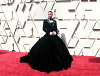 [ẢNH] Chuyện lạ Oscar 2019: Nam tài tử tự tin mặc váy 