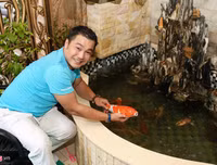 [ẢNH] Lý Hùng: Quý ông giàu có bậc nhất showbiz Việt vẫn lẻ bóng ở độ tuổi U50