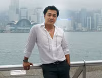 [ẢNH] Lý Hùng: Quý ông giàu có bậc nhất showbiz Việt vẫn lẻ bóng ở độ tuổi U50