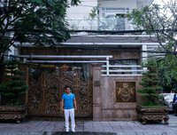 [ẢNH] Lý Hùng: Quý ông giàu có bậc nhất showbiz Việt vẫn lẻ bóng ở độ tuổi U50