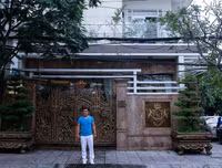 [ẢNH] Lý Hùng: Quý ông giàu có bậc nhất showbiz Việt vẫn lẻ bóng ở độ tuổi U50