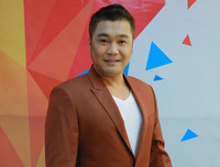 [ẢNH] Lý Hùng: Quý ông giàu có bậc nhất showbiz Việt vẫn lẻ bóng ở độ tuổi U50