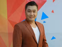 [ẢNH] Lý Hùng: Quý ông giàu có bậc nhất showbiz Việt vẫn lẻ bóng ở độ tuổi U50