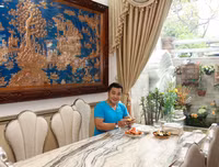 [ẢNH] Lý Hùng: Quý ông giàu có bậc nhất showbiz Việt vẫn lẻ bóng ở độ tuổi U50