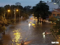 [ẢNH] TP.HCM: Triều cường dâng gây vỡ bờ bao, nước 