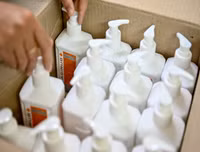 [ẢNH] Người dân nên dùng gì để thay thế khi nước rửa tay 