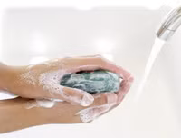 [ẢNH] Người dân nên dùng gì để thay thế khi nước rửa tay 