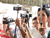 Phản cảm chen lấn, xô đẩy trong đám tang Anh Vũ chỉ để... livestream, quay clip làm Youtube