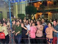 Phản cảm chen lấn, xô đẩy trong đám tang Anh Vũ chỉ để... livestream, quay clip làm Youtube