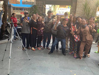 Phản cảm chen lấn, xô đẩy trong đám tang Anh Vũ chỉ để... livestream, quay clip làm Youtube