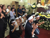 Phản cảm chen lấn, xô đẩy trong đám tang Anh Vũ chỉ để... livestream, quay clip làm Youtube