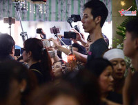 Phản cảm chen lấn, xô đẩy trong đám tang Anh Vũ chỉ để... livestream, quay clip làm Youtube