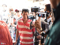 Phản cảm chen lấn, xô đẩy trong đám tang Anh Vũ chỉ để... livestream, quay clip làm Youtube