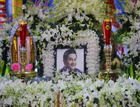 Phản cảm chen lấn, xô đẩy trong đám tang Anh Vũ chỉ để... livestream, quay clip làm Youtube