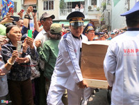 Phản cảm chen lấn, xô đẩy trong đám tang Anh Vũ chỉ để... livestream, quay clip làm Youtube