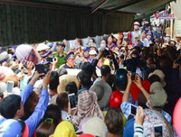 Phản cảm chen lấn, xô đẩy trong đám tang Anh Vũ chỉ để... livestream, quay clip làm Youtube