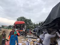 Hiện trường vụ tai nạn nghiêm trọng giữa xe khách và xe tải ở Bình Thuận