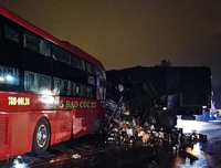 Hiện trường vụ tai nạn nghiêm trọng giữa xe khách và xe tải ở Bình Thuận