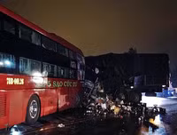 Hiện trường vụ tai nạn nghiêm trọng giữa xe khách và xe tải ở Bình Thuận