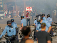 [ẢNH] Biểu tình bùng phát thành bạo động tại Mỹ sau sai lầm của viên cảnh sát Minneapolis